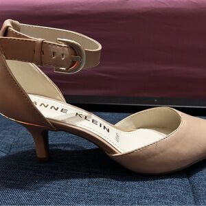 Anne Klein Women's fabulist heels in tan with gold accents